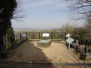 岩橋山 003・飛鳥風土記の丘の第一展望台 (640x480)