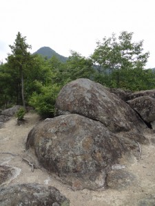 明神山 059・観音様の腰掛岩 (480x640)