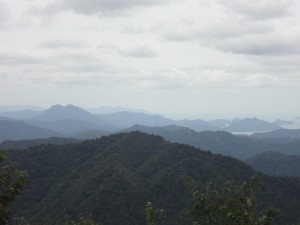 八ヶ峰 079・若狭湾と双耳峰の青葉山 (640x480)