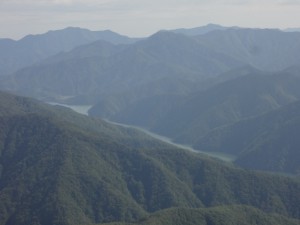 冠山 131・徳山ダムの人工湖 (640x480)