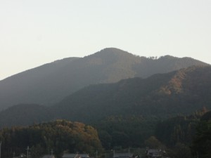 学能堂山 125・興津から見た学能堂山 (640x480)
