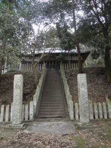 雄岡山・雌岡山 061・裸石神社 (480x640)