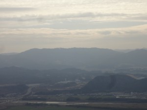三上山 049・竜王山と右端に鶏冠山と太神山 (640x480)